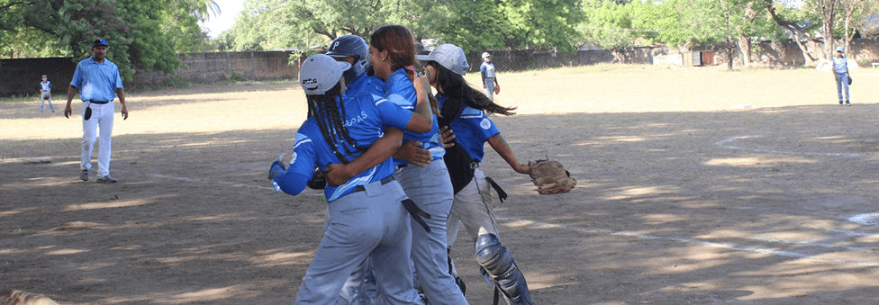 幸せにソフトボールをする少女たち