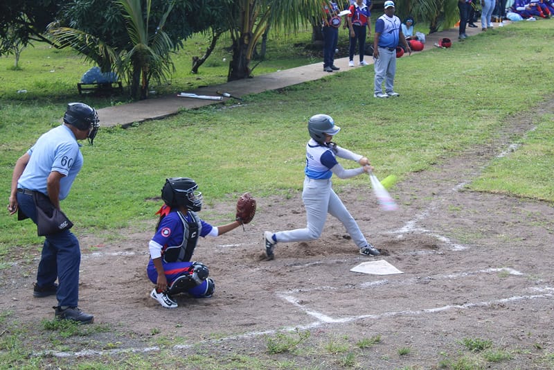 女子ソフトボール　試合