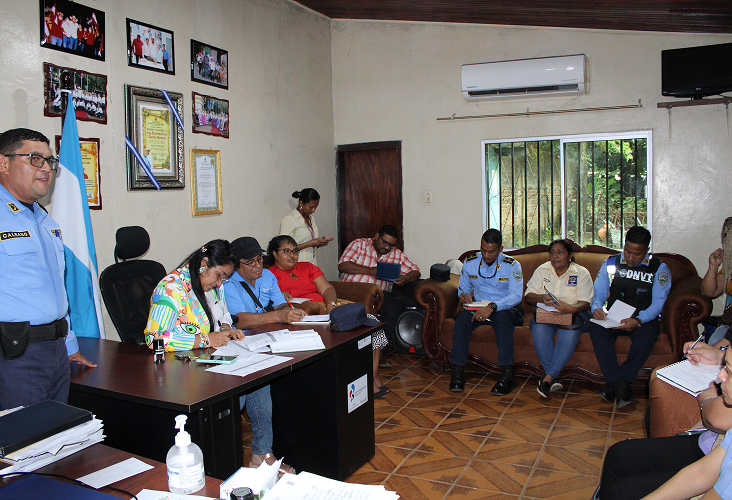 女子児童の保護」をテーマとする会議の様子